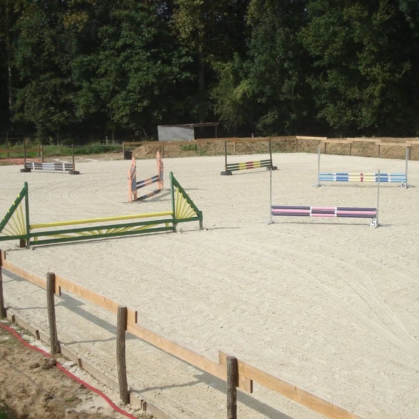 Carrière 30 x 60 m avec parc d'obstacles de la Ferme des Bergeries